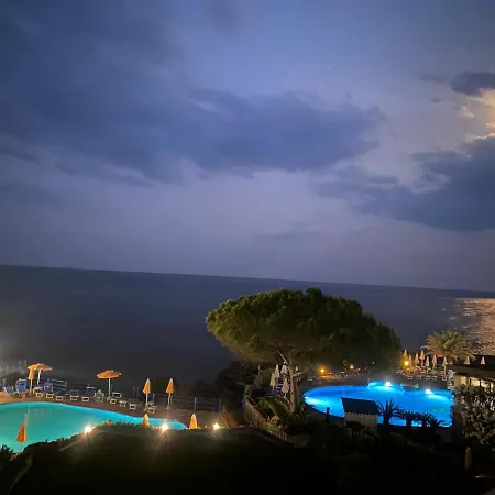 Giardino Sul Mare Джардини-Наксос